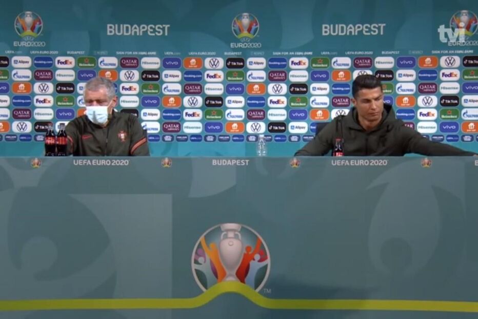 Ronaldo afasta garrafas de Coca-Cola