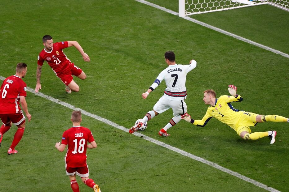 Cristiano Ronaldo finta o guarda-redes da Hungria