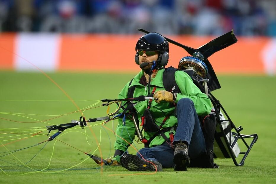 Ativista da Greenpeace cai no relvado antes do início do França-Alemanha no Euro2020