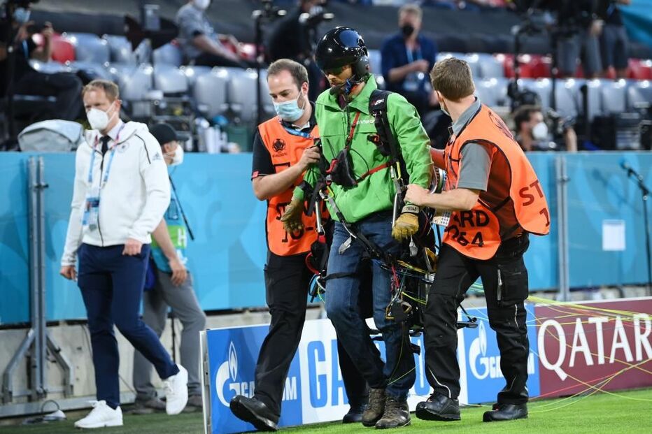 Ativista da Greenpeace cai no relvado antes do início do França-Alemanha no Euro2020