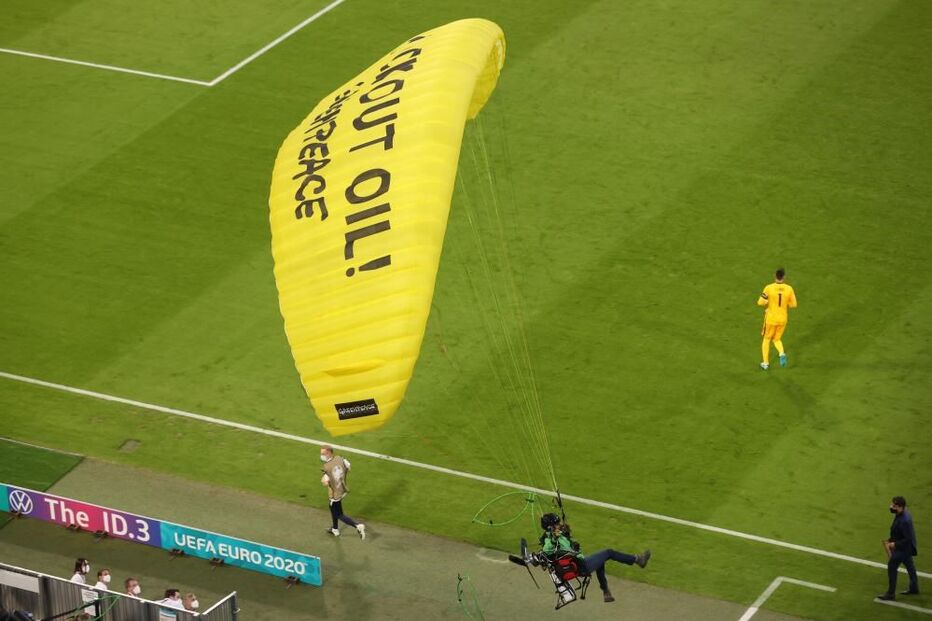 Ativista da Greenpeace cai no relvado antes do início do França-Alemanha no Euro2020