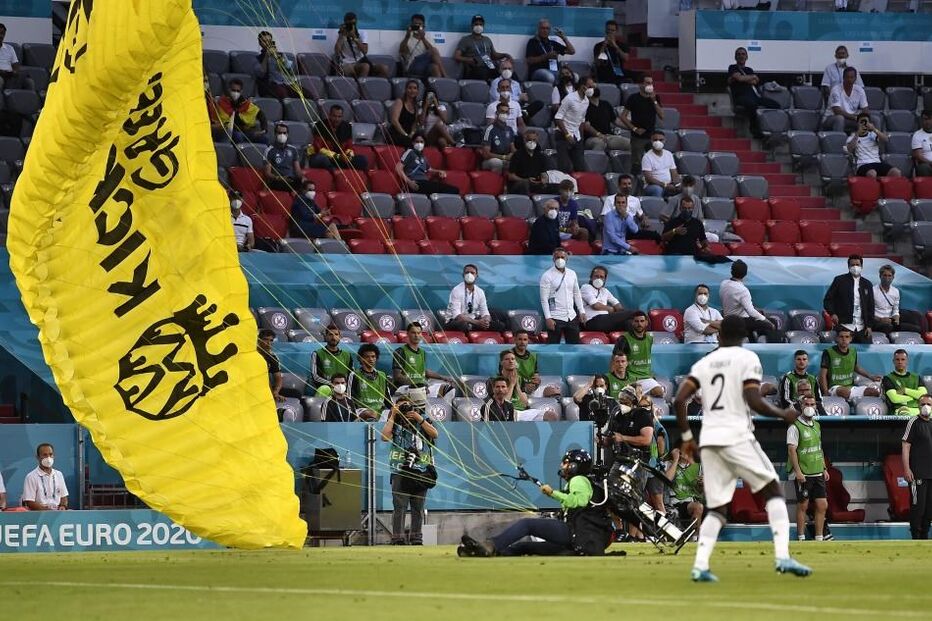 Ativista da Greenpeace cai no relvado antes do início do França-Alemanha no Euro2020