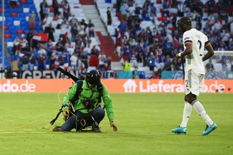 Ativista da Greenpeace cai no relvado antes do início do França-Alemanha no Euro2020