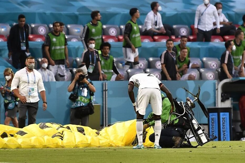 Ativista da Greenpeace cai no relvado antes do início do França-Alemanha no Euro2020