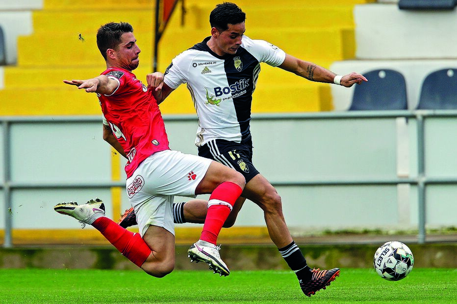 Fábio Cardoso (à esquerda) em lance com Mansilla (Farense), num jogo da última época  