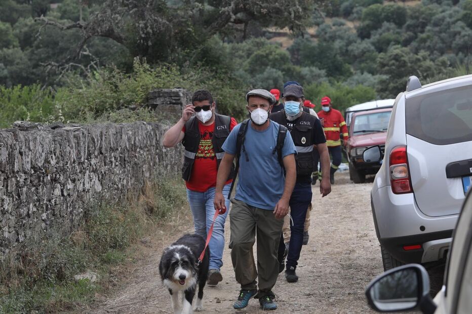 Pai de Noah e cadela da família nas buscas	