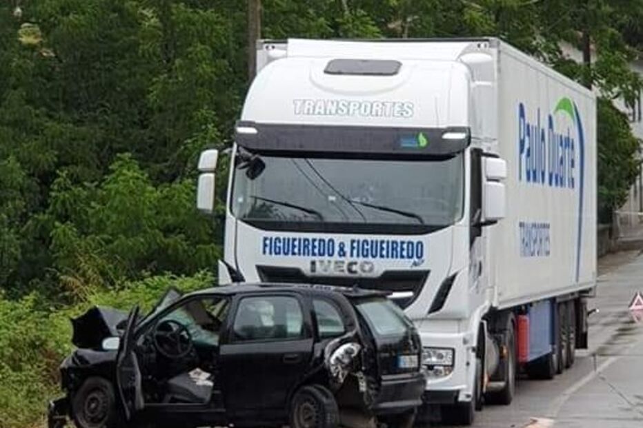 Violenta colisão entre carro e camião em Oliveira de Azeméis	