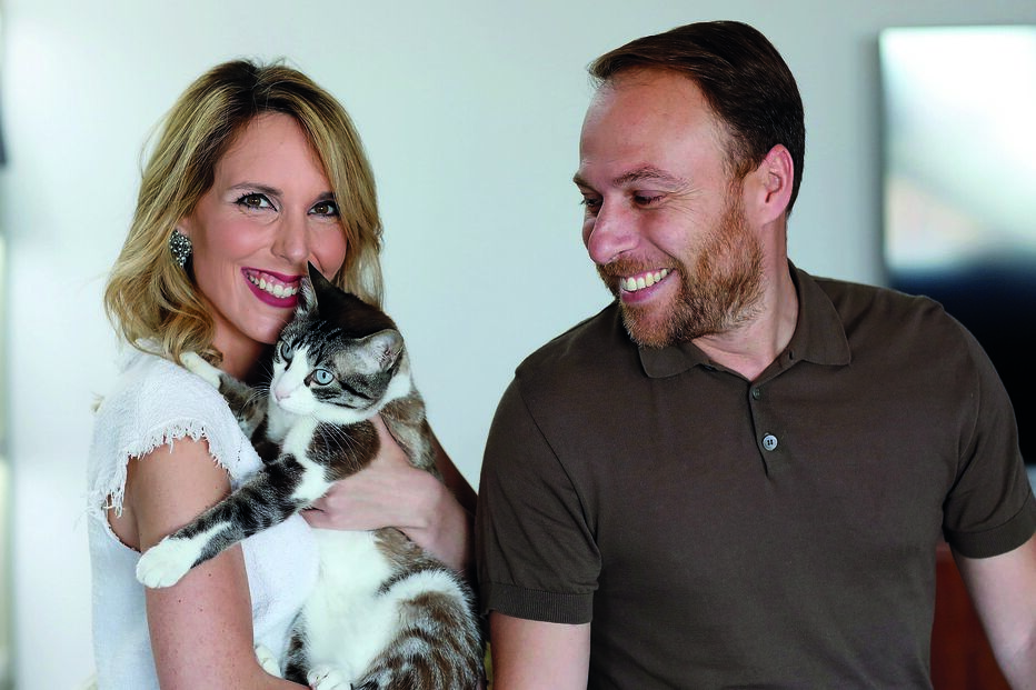 Magali Pinto com o namorado, Marco Pina, e o gato Simão