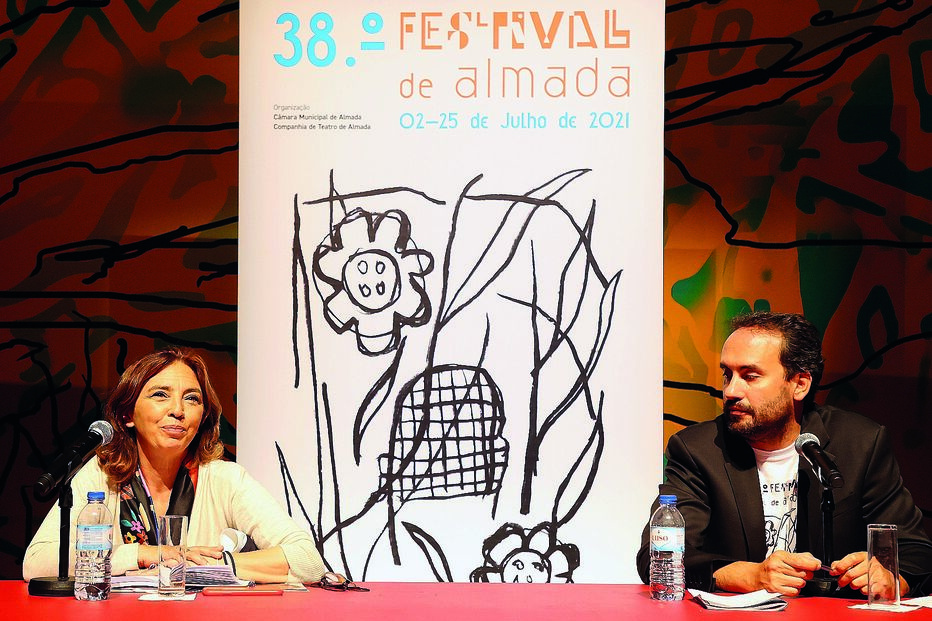 Inês de Medeiros, presidente da Câmara de Almada, e Rodrigo Francisco, diretor artístico, divulgaram programa do evento