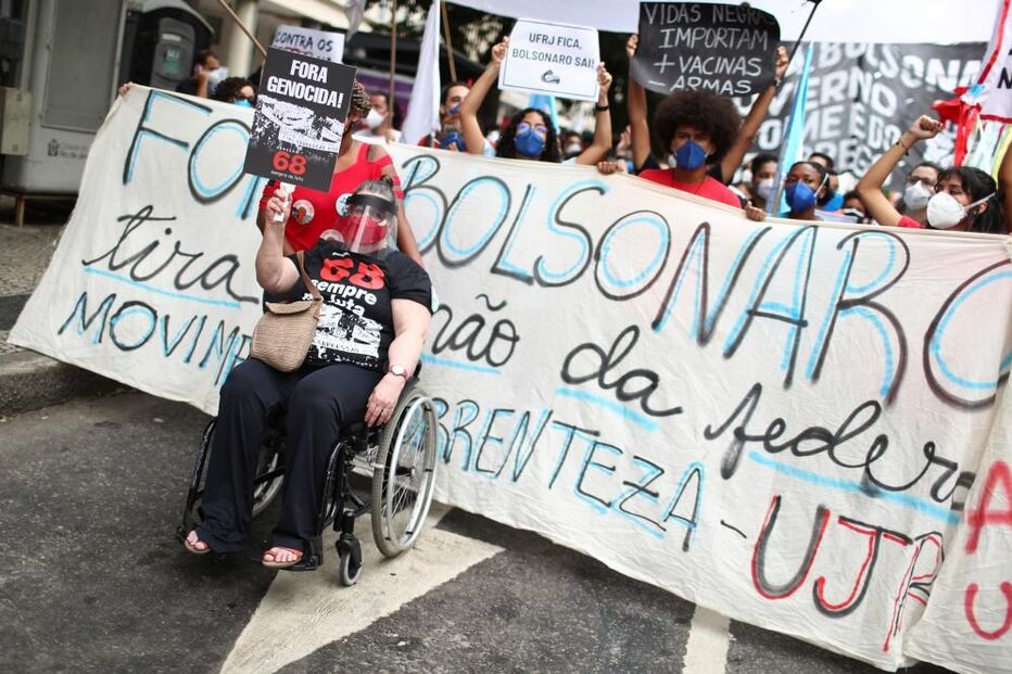 Protesto contra Bolsonaro junta uma centena de pessoas em Lisboa a gritar 