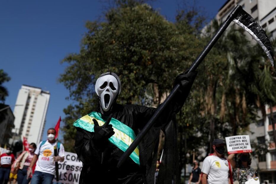 Protesto contra Bolsonaro junta uma centena de pessoas em Lisboa a gritar 