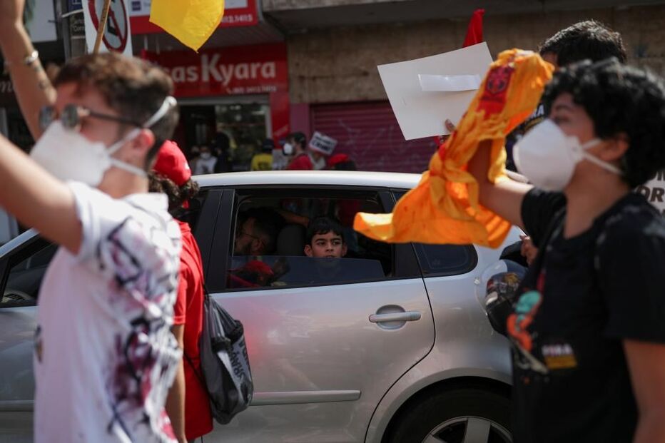 Protesto contra Bolsonaro junta uma centena de pessoas em Lisboa a gritar 