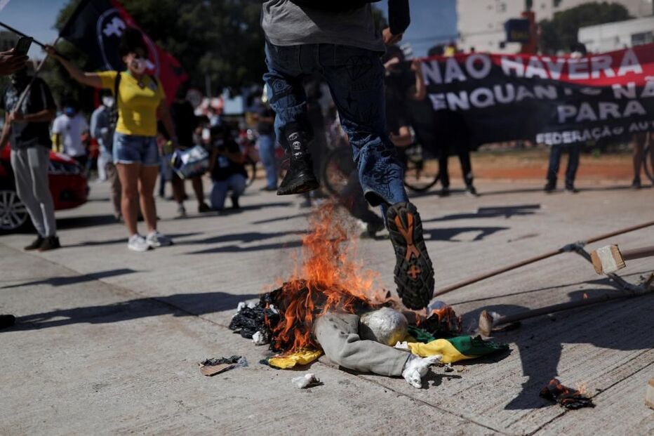 Protesto contra Bolsonaro junta uma centena de pessoas em Lisboa a gritar 