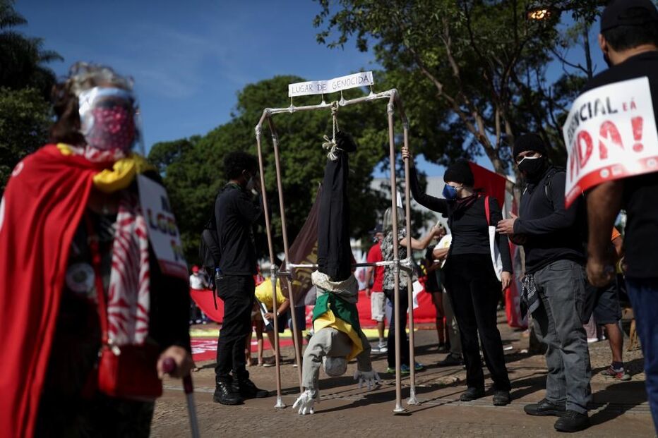 Protesto contra Bolsonaro junta uma centena de pessoas em Lisboa a gritar 