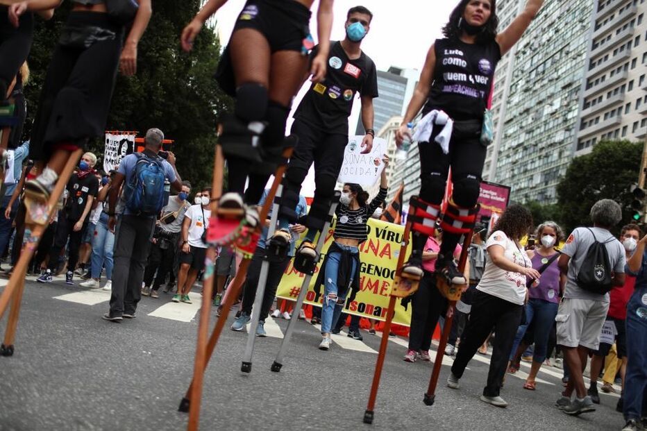 Protesto contra Bolsonaro junta uma centena de pessoas em Lisboa a gritar 