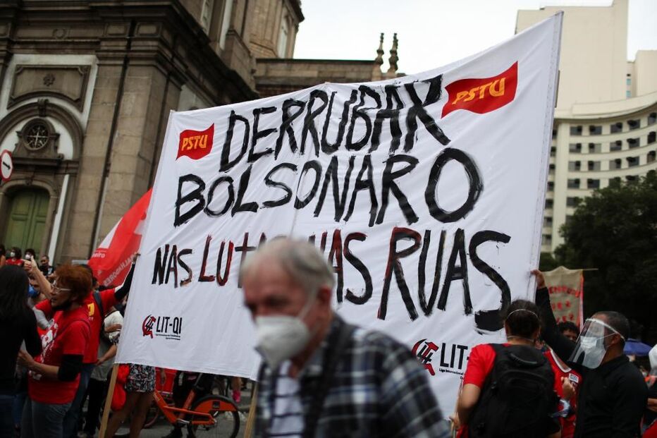 Protesto contra Bolsonaro junta uma centena de pessoas em Lisboa a gritar 