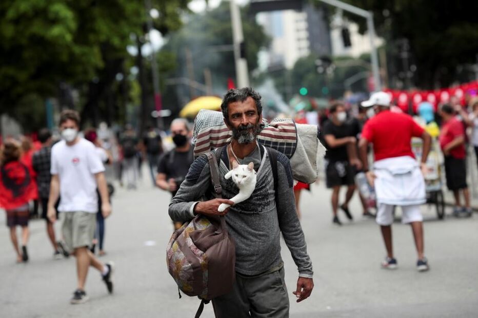 Protesto contra Bolsonaro junta uma centena de pessoas em Lisboa a gritar 