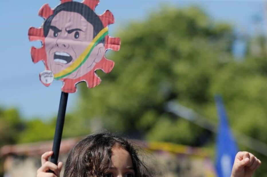 Protesto contra Bolsonaro junta uma centena de pessoas em Lisboa a gritar 