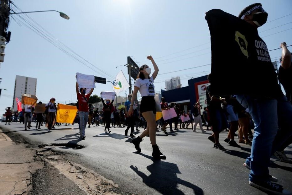 Protesto contra Bolsonaro junta uma centena de pessoas em Lisboa a gritar 