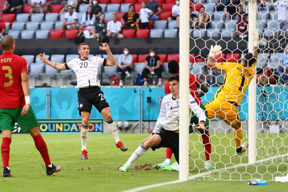 Gosens (número 20) marca o quarto golo da Alemanha. Defesa germânico foi um quebra-cabeças para Portugal
