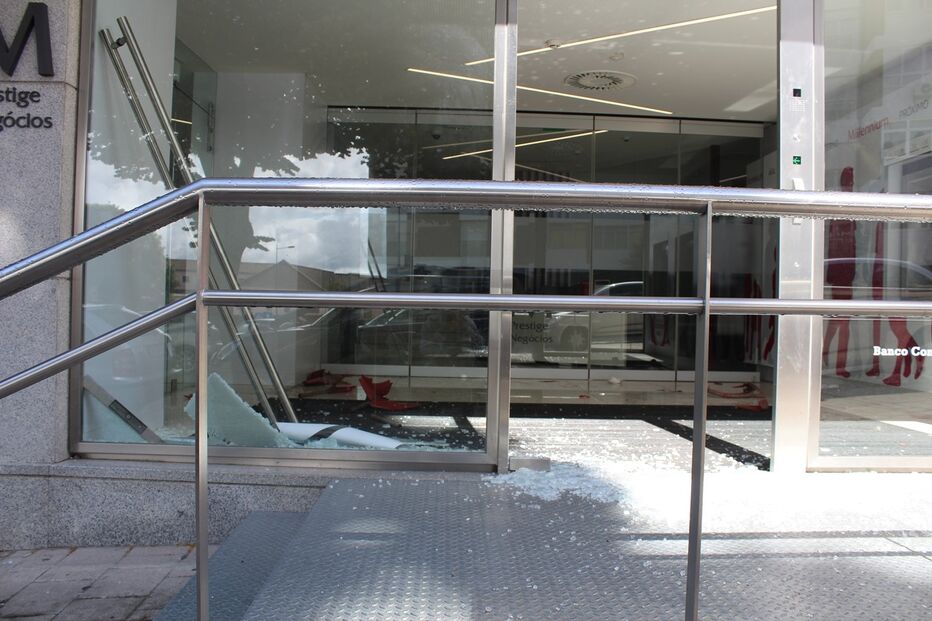 Estragos em dependência bancária