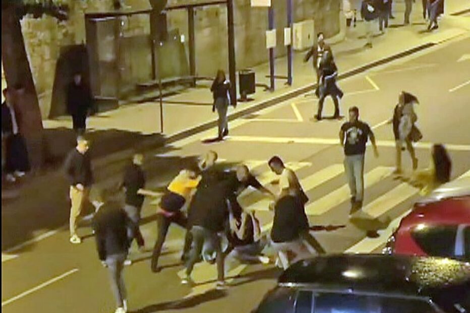 Rixa entre jovens na rua