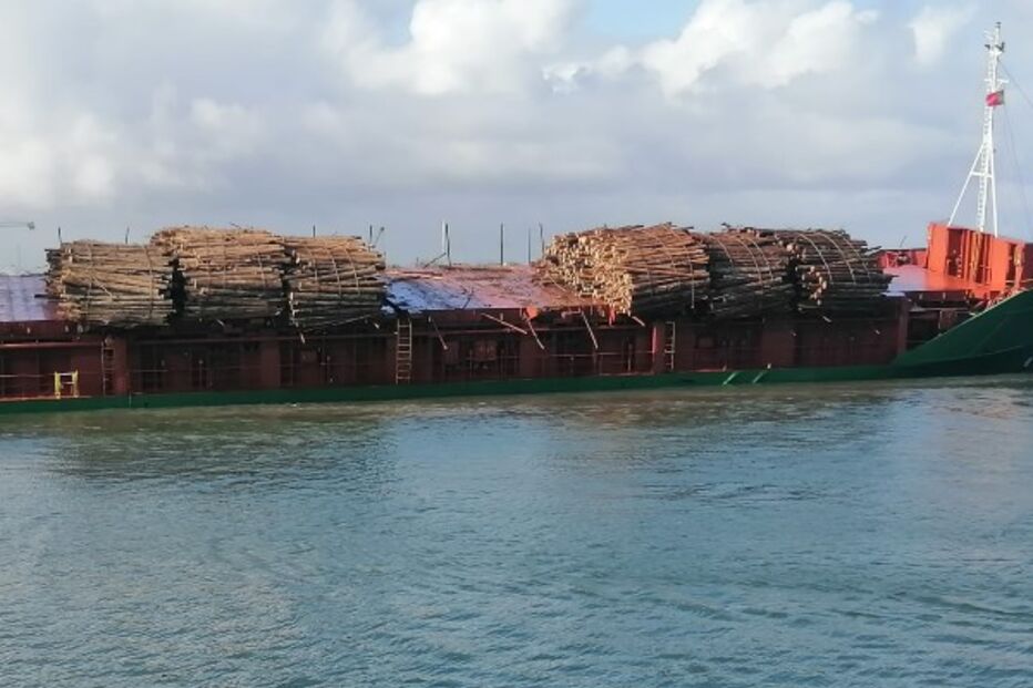 Deslizamento de carga de navio mercante à entrada da barra da Figueira da Foz