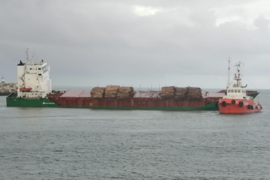 Deslizamento de carga de navio mercante à entrada da barra da Figueira da Foz