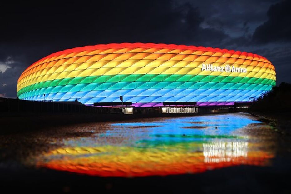 Allianz Arena, em Munique, pintada com as cores do arco-irís