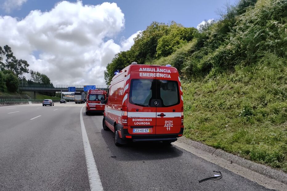 Colisão entre carros na A1, no sentido norte-sul, em Gaia