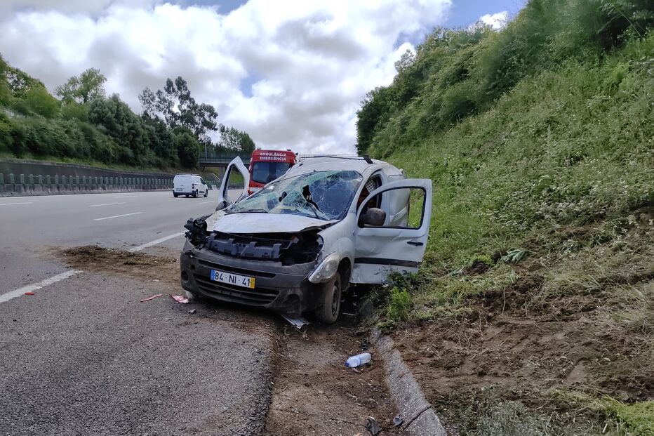 Colisão entre carros na A1, no sentido norte-sul, em Gaia