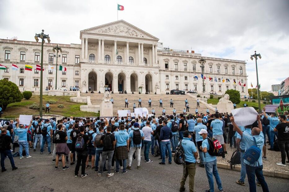 Protesto de polícias em frente à AR