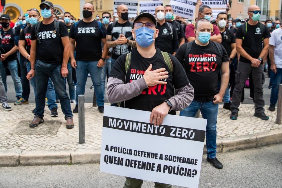 Protesto de polícias em frente à AR