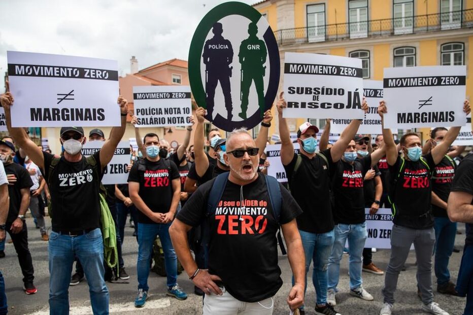 Protesto de polícias em frente à AR