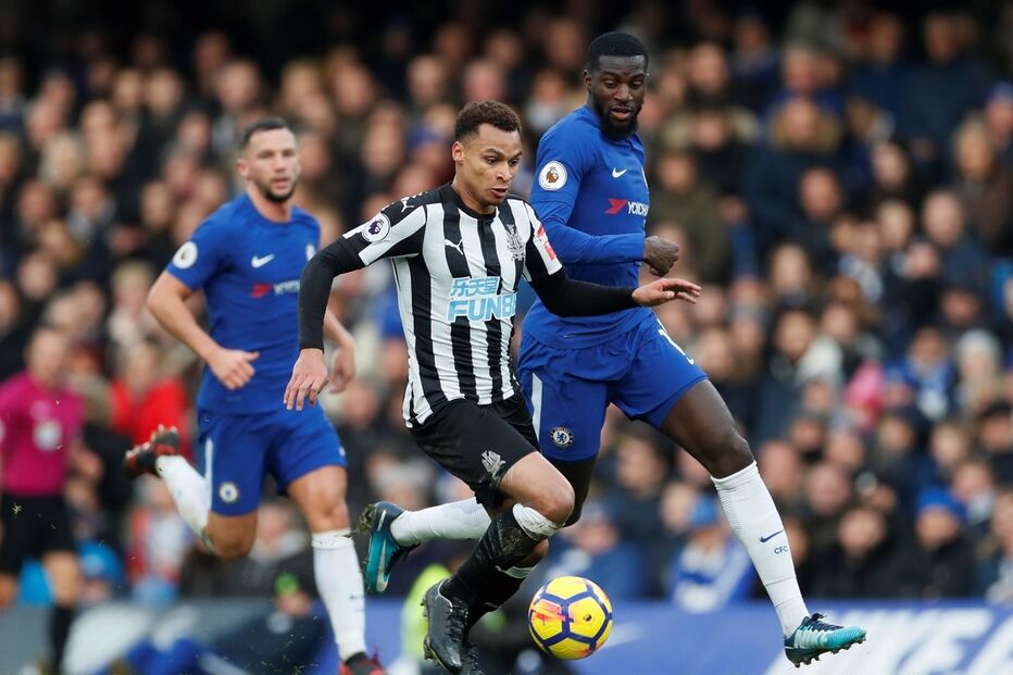Jacob Murphy (ao centro) em ação durante um jogo do campeonato inglês