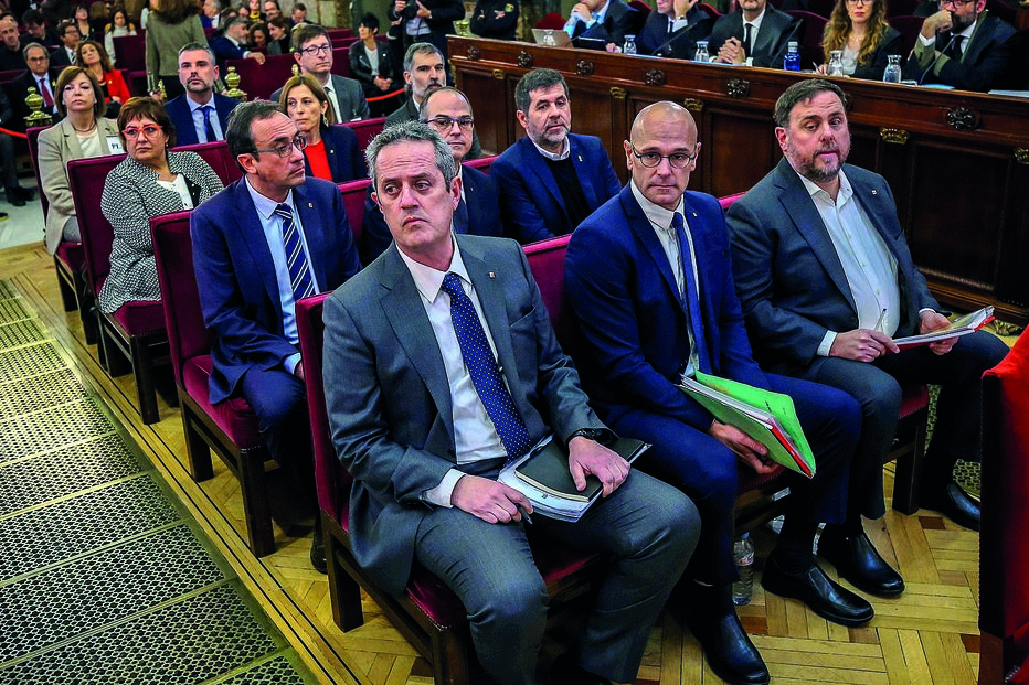 Oriol Junqueras  (primeiro a contar da direita) e os restantes independentistas catalães condenados e detidos vão ser postos em liberdade com condições