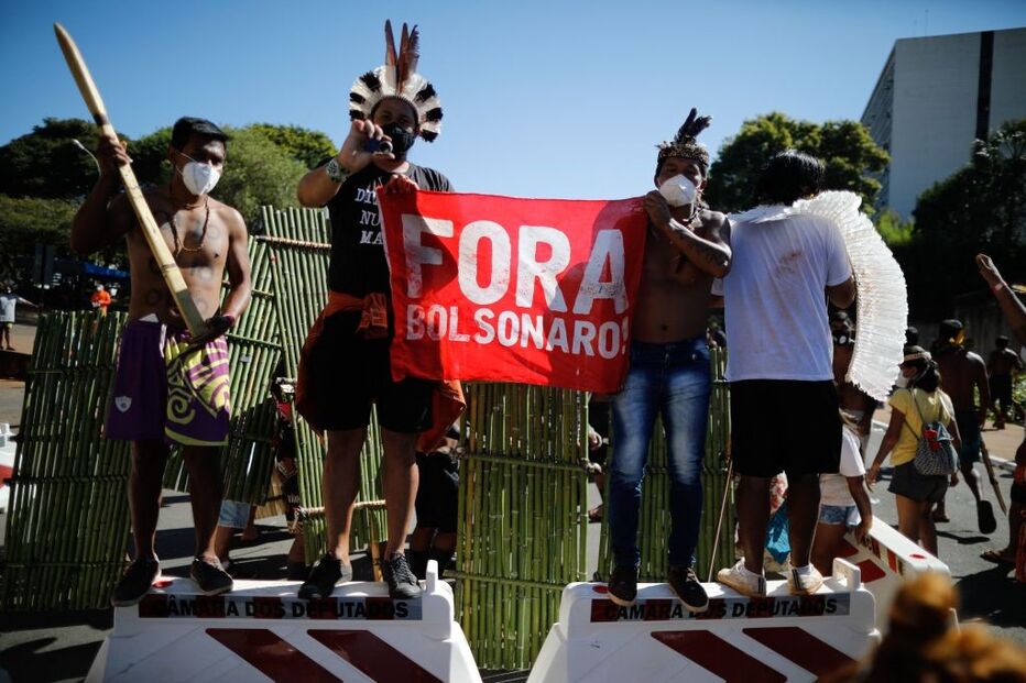 Índios em manifestação contra Bolsonaro no Brasil