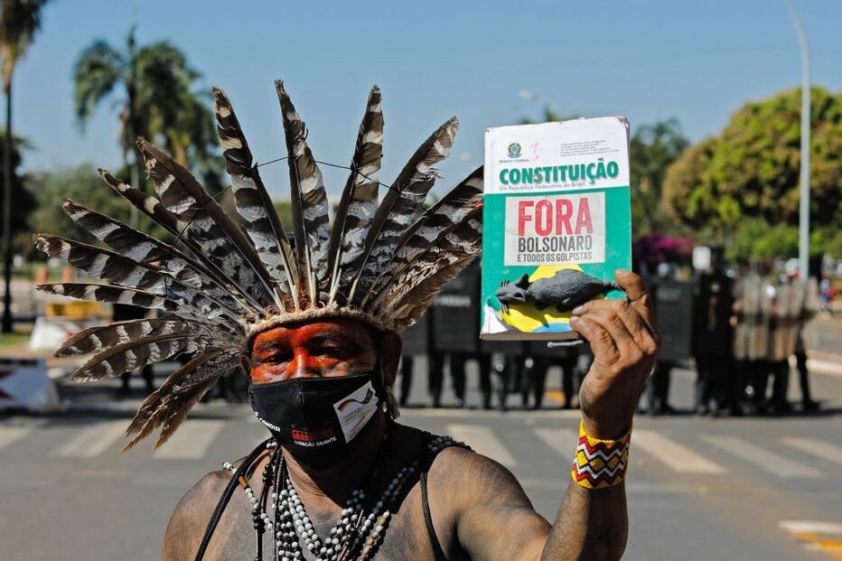 Índios em manifestação contra Bolsonaro no Brasil