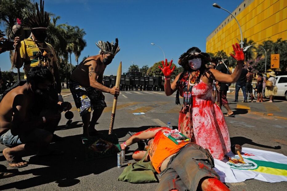 Índios em manifestação contra Bolsonaro no Brasil
