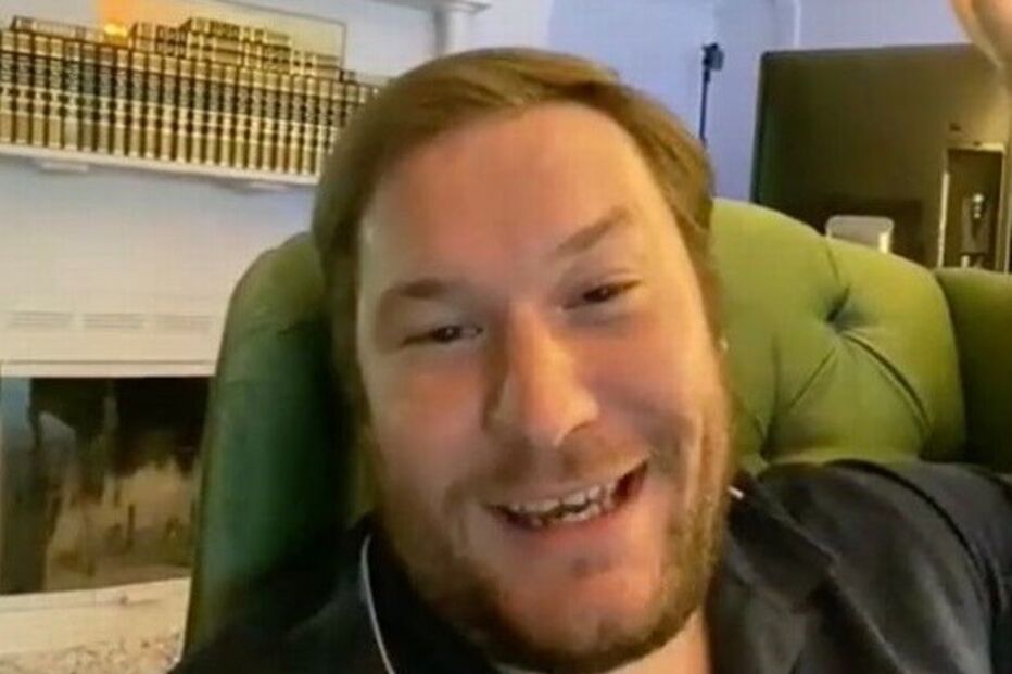 Chris investiu 20 dólares e, devido a um erro, ficou com a conta com 13 dígitos 