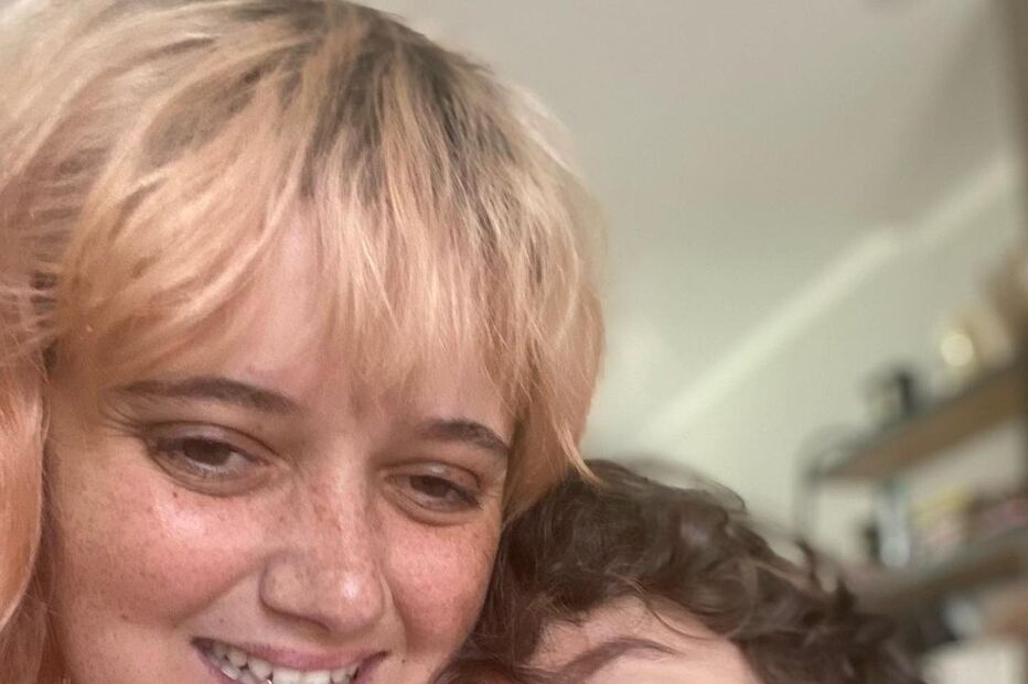 Carolina Deslandes e o filho Santiago