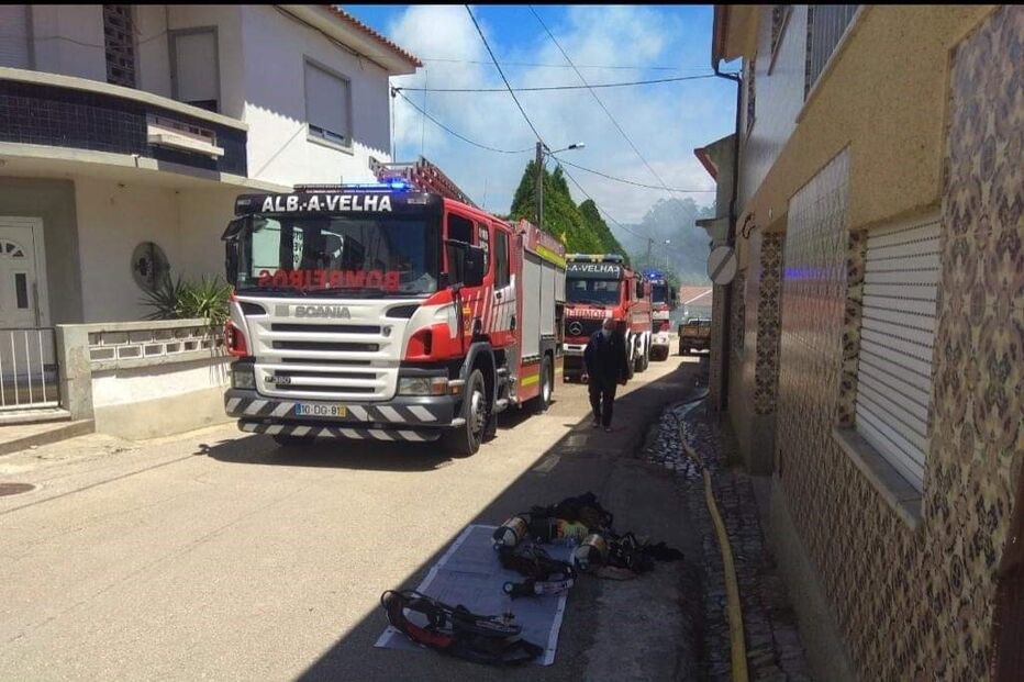 Incêndio destrói casa em Albergaria-a-Velha