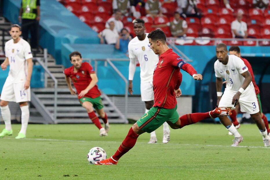 Cristiano Ronaldo bisou da marca de penálti. É o melhor marcador deste Euro, com 5 golos,  e o melhor marcador histórico  de Mundiais e Europeus, com um total de 21 golos