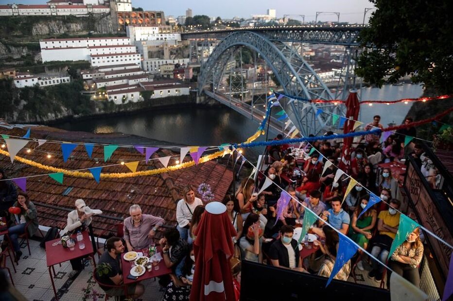 Balões, fogo de artifício e multidões num S. João diferente no Porto