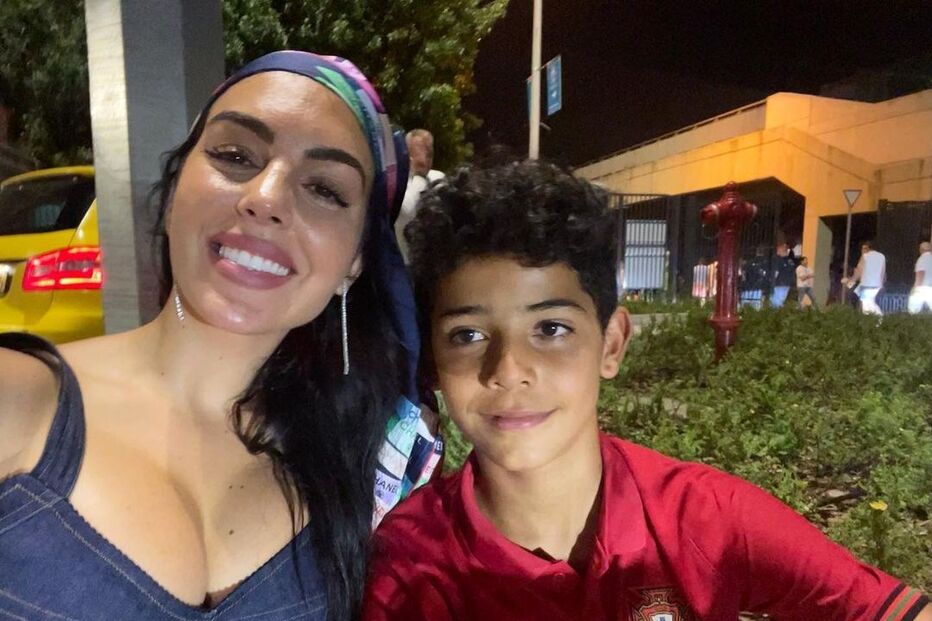 Georgina Rodríguez e Cristianinho apoiam Cristiano Ronaldo