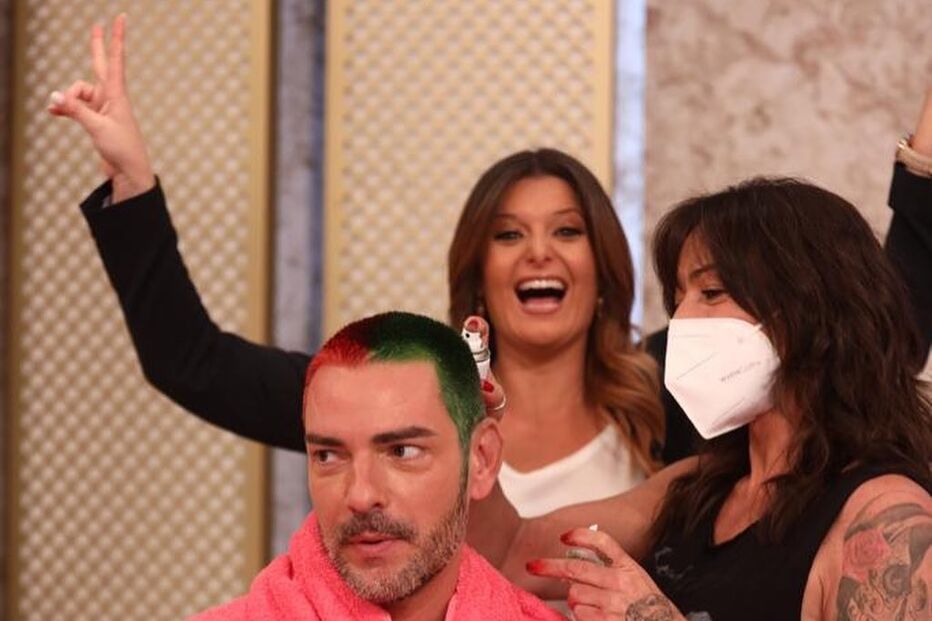 Cláudio Ramos pinta o cabelo pela seleção