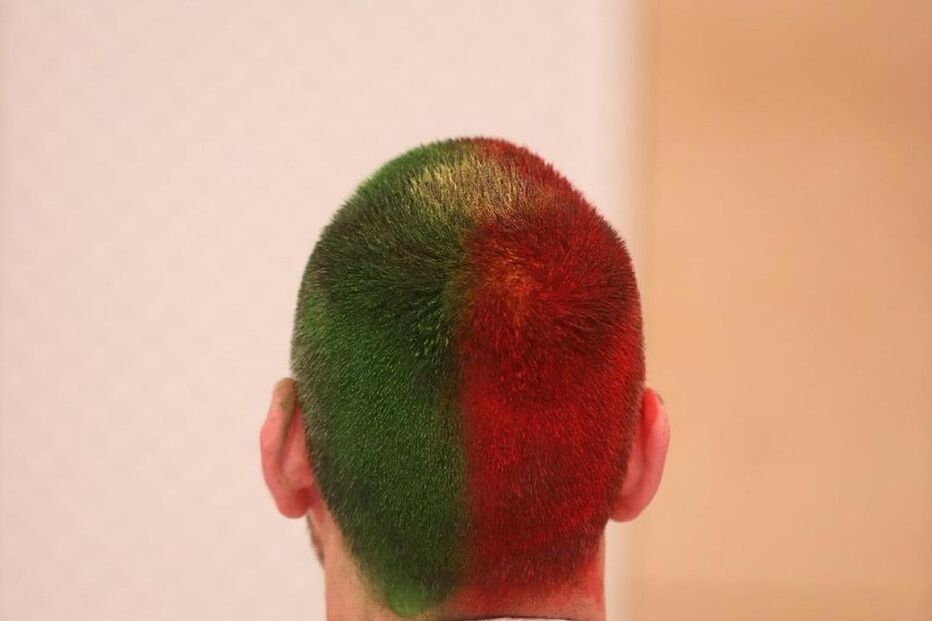 Cláudio Ramos pinta o cabelo pela seleção