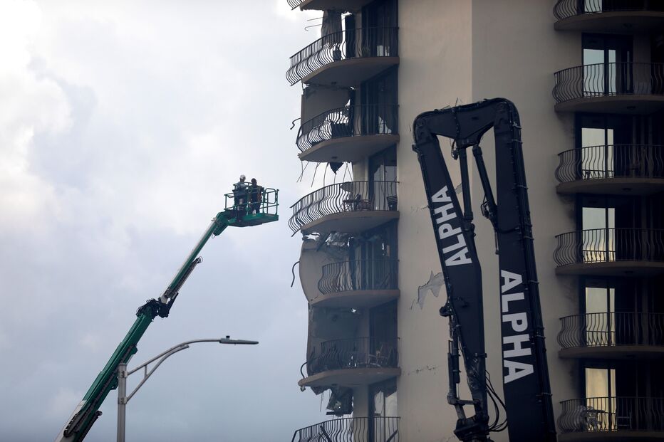 Desabamento de prédio de luxo em Miami