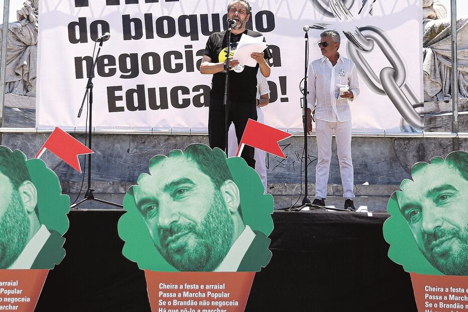 Fenprof organizou protesto em Lisboa, no qual professores cantaram quadras populares, no dia em que Governo anunciou vagas para progressão de escalão