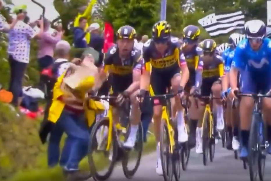 Adepta provoca queda de dezenas de ciclistas no Tour de França